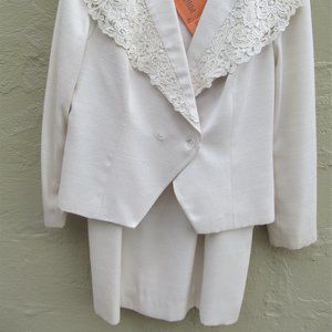 Dividends Woman's Cream Skirt Suit w Lace Collar Make Offer